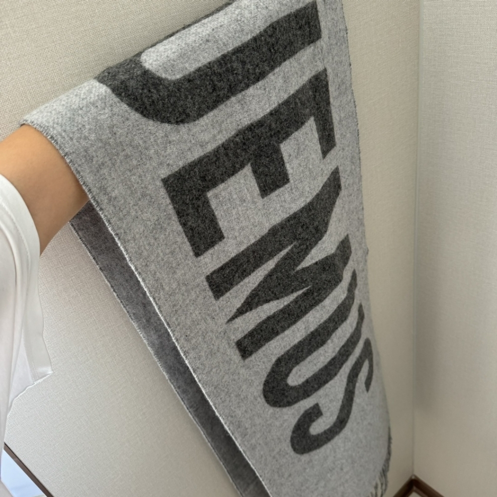 jacquemus grey scarf - Picture 4 of 5